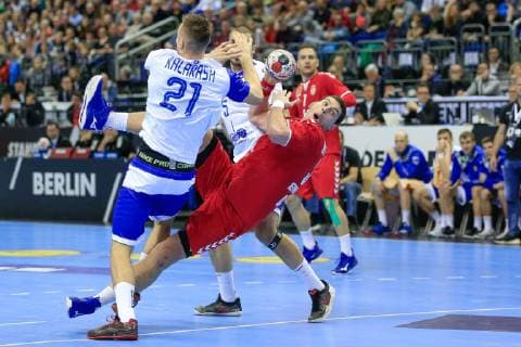 Deutschland , Berlin , Mercedes Benz Arena , IHF Handball Weltmeisterschaft der Maenner , Serbien 33 Mijajlo Marsenic ( SRB ) - Russland Gleb Kalarash ( RUS )