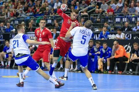 Deutschland , Berlin , Mercedes Benz Arena , IHF Handball Weltmeisterschaft der Maenner , Serbien Stefan Vujic ( SRB ) - Russland Gleb Kalarash Dimitri Kiselev ( RUS )