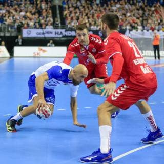 Deutschland , Berlin , Mercedes Benz Arena , IHF Handball Weltmeisterschaft der Maenner , Serbien Stefan Vujic 21 Vanja Ilic ( SRB ) - Russland 31 Timur Dibirov ( RUS )