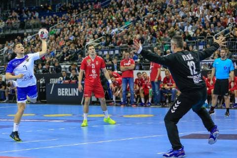 Deutschland , Berlin , Mercedes Benz Arena , IHF Handball Weltmeisterschaft der Maenner , Serbien 12 Svetislav Verkic ( SRB ) - Russland Dimitri Kovalev ( RUS )