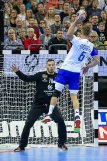 Deutschland , Berlin , Mercedes Benz Arena , IHF Handball Weltmeisterschaft der Maenner , Serbien 76 Vladimir Cupara ( SRB ) - Russland Daniil Shishkarev ( RUS )