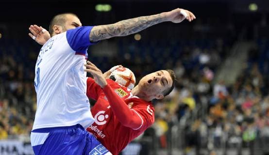 Stefan Vujic (Serbien), im Zweikampf mit Dmitri nKiselev (Russland) Serbien-Russland Serbia-Russia Federation IHF Handball Weltmeisterschaft 2019, Hanball World Championship WM Weltmeisterschaft 2019, Herren, Männer, Maenner, men, Handball, Deutschland, Germany, Vorrunde, Gruppe A, group A Berlin, 11.1.2019