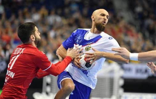 Timir Dibirov (Russland), mit Ball, links Vanja Ilic (Serbien), Serbien-Russland Serbia-Russia Federation IHF Handball Weltmeisterschaft 2019, Hanball World Championship WM Weltmeisterschaft 2019, Herren, Männer, Maenner, men, Handball, Deutschland, Germany, Vorrunde, Gruppe A, group A Berlin, 11.1.2019