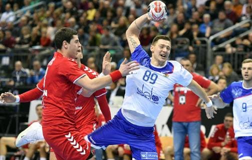 Dmitrij Zhitnikov (Russland), beim Wurf, links Mijalo Marsenic (Serbien) Serbien-Russland Serbia-Russia Federation IHF Handball Weltmeisterschaft 2019, Hanball World Championship WM Weltmeisterschaft 2019, Herren, Männer, Maenner, men, Handball, Deutschland, Germany, Vorrunde, Gruppe A, group A Berlin, 11.1.2019