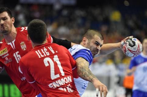 Dmitrij Kiselev (Russland), beim Wurf, links Vanja Ilic (Serbien) Drasko Nenadic (Serbien) Serbien-Russland, Serbia-Russia Federation IHF Handball Weltmeisterschaft 2019, Hanball World Championship WM Weltmeisterschaft 2019, Herren, Männer, Maenner, men, Handball, Deutschland, Germany, Vorrunde, Gruppe A, group A Berlin, 11.1.2019