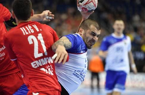 Sport Bilder des Tages Dmitrij Kiselev (Russland), beim Wurf, links Vanja Ilic (Serbien) Serbien-Russland Serbia-Russia Federation IHF Handball Weltmeisterschaft 2019, Hanball World Championship WM Weltmeisterschaft 2019, Herren, Männer, Maenner, men, Handball, Deutschland, Germany, Vorrunde, Gruppe A, group A Berlin, 11.1.2019