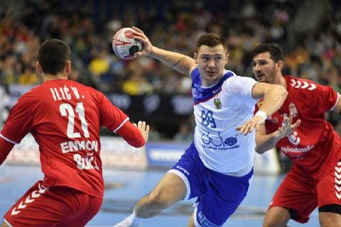 Dmitriy Zhitnikov (Russland), beim Wurf, rechtsDmitrij Keselev, links Vanja Ilic (Serbien) Serbien-Russland Serbia-Russia Federation IHF Handball Weltmeisterschaft 2019, Hanball World Championship WM Weltmeisterschaft 2019, Herren, Männer, Maenner, men, Handball, Deutschland, Germany, Vorrunde, Gruppe A, group A Berlin, 11.1.2019