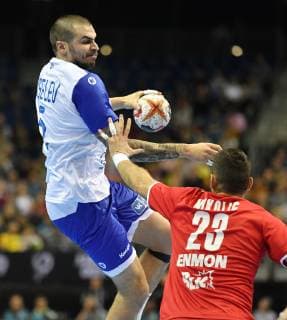 Dmitrij Keselev (Russland) mit Ball, vorne Zoran Nikolic (Serbien) Serbien-Russland Serbia-Russia Federation IHF Handball Weltmeisterschaft 2019, Hanball World Championship WM Weltmeisterschaft 2019, Herren, Männer, Maenner, men, Handball, Deutschland, Germany, Vorrunde, Gruppe A, group A Berlin, 11.1.2019