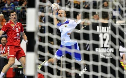 Tmur Dibirov (Russland) beim Wurf, vorne Svetislav Verkic (Torwart Serbien) Serbien-Russland Serbia-Russia Federation IHF Handball Weltmeisterschaft 2019, Hanball World Championship WM Weltmeisterschaft 2019, Herren, Männer, Maenner, men, Handball, Deutschland, Germany, Vorrunde, Gruppe A, group A Berlin, 11.1.2019