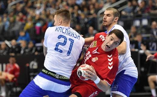 Mijaljo Marsenic (Serbien), beim Wurf, links Gleb Kalarash und rechts Dmitrj Kiselev (beide Russland) Serbien-Russland Serbia-Russia Federation IHF Handball Weltmeisterschaft 2019, Hanball World Championship WM Weltmeisterschaft 2019, Herren, Männer, Maenner, men, Handball, Deutschland, Germany, Vorrunde, Gruppe A, group A Berlin, 11.1.2019