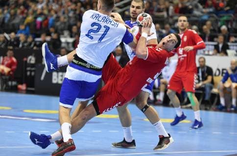Mijaljo Marsenic (Serbien), beim Wurf, links Gleb Kalarash und rechts Dmitrj Kiselev (beide Russland) Serbien-Russland Serbia-Russia Federation IHF Handball Weltmeisterschaft 2019, Hanball World Championship WM Weltmeisterschaft 2019, Herren, Männer, Maenner, men, Handball, Deutschland, Germany, Vorrunde, Gruppe A, group A Berlin, 11.1.2019