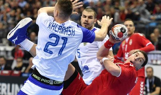 Mijaljo Marsenic (Serbien), beim Wurf, links Gleb Kalarash und rechts Dmitrj Kiselev (beide Russland) Serbien-Russland Serbia-Russia Federation IHF Handball Weltmeisterschaft 2019, Hanball World Championship WM Weltmeisterschaft 2019, Herren, Männer, Maenner, men, Handball, Deutschland, Germany, Vorrunde, Gruppe A, group A Berlin, 11.1.2019