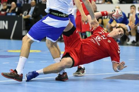 Mijaljo Marsenic (Serbien), beim Wurf, links Gleb Kalarash und rechts Dmitrj Kiselev (beide Russland) Serbien-Russland Serbia-Russia Federation IHF Handball Weltmeisterschaft 2019, Hanball World Championship WM Weltmeisterschaft 2019, Herren, Männer, Maenner, men, Handball, Deutschland, Germany, Vorrunde, Gruppe A, group A Berlin, 11.1.2019