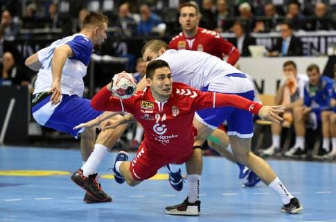 Lazar Kukic (Serbien) beim Wurf, rechts Dmitrj Kireev (Russland) links Gleb Kalarash (Russland) Serbien-Russland Serbia-Russia Federation IHF Handball Weltmeisterschaft 2019, Hanball World Championship WM Weltmeisterschaft 2019, Herren, Männer, Maenner, men, Handball, Deutschland, Germany, Vorrunde, Gruppe A, group A Berlin, 11.1.2019