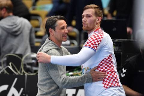Niko KOVAC (Trainer Bayern Muenchen) gratuliert seinen kroatischen Landslaeuten nach Spielende-hier David MANDIC (CRO),. Vorrunde Gruppe B, Island (ISL)-Kroatien (CRO) 27-31, am 11.01.2019 in