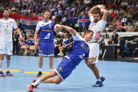 Bjarki Mar ELISSON (ISL), Aktion,Zweikampf gegen Zlatko HORVAT (CRO). Vorrunde Gruppe B, Island (ISL)-Kroatien (CRO) 27-31, am 11.01.2019 in