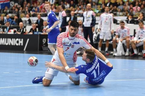 Luka STEPANCIC (CRO), Aktion,Zweikampf gegen Arnor Por GUNNARSSON (ISL). Vorrunde Gruppe B, Island (ISL)-Kroatien (CRO) 27-31, am 11.01.2019 in