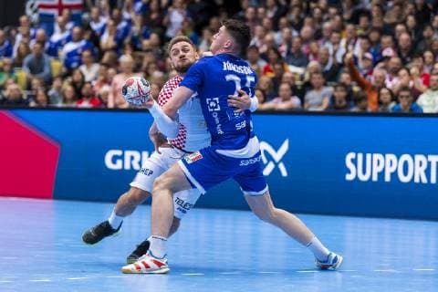 Muenchen, Deutschland 11. Januar 2019: WM 2019 Männer - Gruppe B - Island vs. Kroatien v. li. im Zweikampf Luka Cindric (Kroatien), Elvar Orn Jonsson (Island) Muenchen Olympiahalle Bayern Deutschland