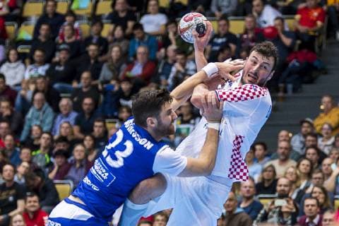 Muenchen, Deutschland 11. Januar 2019: WM 2019 Männer - Gruppe B - Island vs. Kroatien v. li. im Zweikampf Olafur Gustafsson (Island), Domagoj Duvnjak (Kroatien THW Kiel) Muenchen Olympiahalle Bayern Deutschland