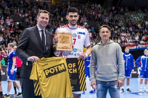 Muenchen, Deutschland 11. Januar 2019: WM 2019 Männer - Gruppe B - Island vs. Kroatien Player of the Match Luka Stepancic (Kroatien), Niko Kovac (FC Bayern München) Muenchen Olympiahalle Bayern Deutschland