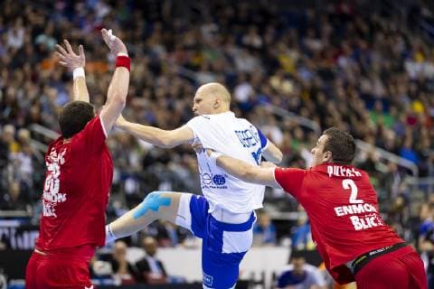 Aleksandr Dereven (Nr. 17, Russland) gegen Mijajla Marsenic (Nr. 33, Serbien) und Milan Pusica (Nr. 2, Serbien). Serbien vs. Russland, Vorrunde, Handball, IHF Handball Weltmeisterschaft, 11.01.19 Berlin Berlin Germany Mercedes-Benz-Arena Copyright: xAgentur54Gradx xFelixxKoenigx