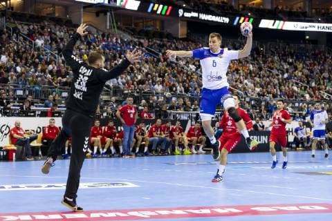 Vladimir Cupara (Nr. 76, Serbien) pariert einen Konter gegen Daniil Shishkarev (Nr. 6, Russland). Serbien vs. Russland, Vorrunde, Handball, IHF Handball Weltmeisterschaft, 11.01.19 Berlin Berlin Germany Mercedes-Benz-Arena Copyright: xAgentur54Gradx xFelixxKoenigx