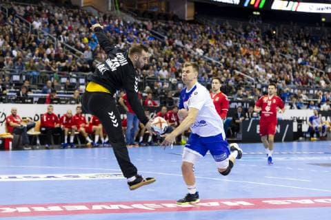 Vladimir Cupara (Nr. 76, Serbien) pariert einen Konter gegen Daniil Shishkarev (Nr. 6, Russland). Serbien vs. Russland, Vorrunde, Handball, IHF Handball Weltmeisterschaft, 11.01.19 Berlin Berlin Germany Mercedes-Benz-Arena Copyright: xAgentur54Gradx xFelixxKoenigx