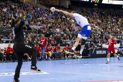 Daniil Shishkarev (Nr. 6, Russland) im Konter gegen Vladimir Cupara (Nr. 76, Serbien). Serbien vs. Russland, Vorrunde, Handball, IHF Handball Weltmeisterschaft, 11.01.19 Berlin Berlin Germany Mercedes-Benz-Arena Copyright: xAgentur54Gradx xFelixxKoenigx
