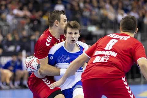 Sergei Mark Kosorotov (Nr. 99, Russland) gegen Milan Pusica (Nr. 2, Serbien) und Milos Orbovic (Nr. 6, Serbien). Serbien vs. Russland, Vorrunde, Handball, IHF Handball Weltmeisterschaft, 11.01.19 Berlin Berlin Germany Mercedes-Benz-Arena Copyright: xAgentur54Gradx xFelixxKoenigx