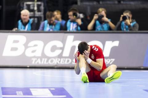 Nemanja Zelenovic (Nr. 25, Serbien) sitzt verletzt auf dem Boden. Serbien vs. Russland, Vorrunde, Handball, IHF Handball Weltmeisterschaft, 11.01.19 Berlin Berlin Germany Mercedes-Benz-Arena Copyright: xAgentur54Gradx xFelixxKoenigx