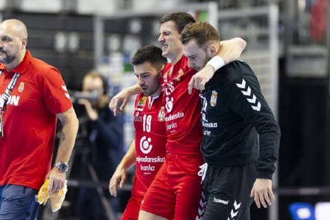 Nemanja Zelenovic (Nr. 25, Serbien) wird verletzt vom Feld gebracht. Serbien vs. Russland, Vorrunde, Handball, IHF Handball Weltmeisterschaft, 11.01.19 Berlin Berlin Germany Mercedes-Benz-Arena Copyright: xAgentur54Gradx xFelixxKoenigx