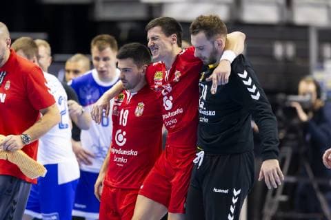 Nemanja Zelenovic (Nr. 25, Serbien) wird verletzt vom Feld gebracht. Serbien vs. Russland, Vorrunde, Handball, IHF Handball Weltmeisterschaft, 11.01.19 Berlin Berlin Germany Mercedes-Benz-Arena Copyright: xAgentur54Gradx xFelixxKoenigx