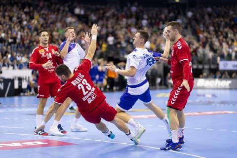 Egor Evdokimov (Nr. 8, Russland) gegen Zoran Nikolic (Nr. 23, Serbien) und Stefan Vujic (Nr. 7, Serbien). Serbien vs. Russland, Vorrunde, Handball, IHF Handball Weltmeisterschaft, 11.01.19 Berlin Berlin Germany Mercedes-Benz-Arena Copyright: xAgentur54Gradx xFelixxKoenigx