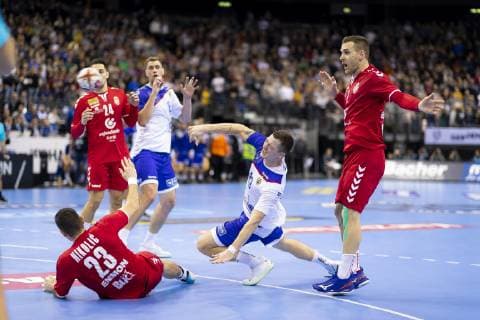 Egor Evdokimov (Nr. 8, Russland) gegen Zoran Nikolic (Nr. 23, Serbien) und Stefan Vujic (Nr. 7, Serbien). Serbien vs. Russland, Vorrunde, Handball, IHF Handball Weltmeisterschaft, 11.01.19 Berlin Berlin Germany Mercedes-Benz-Arena Copyright: xAgentur54Gradx xFelixxKoenigx