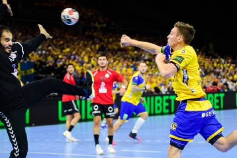 Handball WM, Ägypten - Schweden 190111 Jerry Tollbring of Sweden and goalkeeper Karim Hendawy of Egypt during the IHF World Handball Championship match between Egypt and Sweden on January 11, 2019 in Copenhagen. Photo: Ludvig Thunman BILDBYRN kod LT 35574 Copyright: LUDVIGxTHUNMAN BB190111LT056