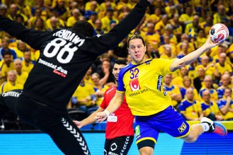 Handball WM, Ägypten - Schweden 190111 Mattias Zachrisson of Sweden scores behind goalkeeper Karim Hendawy of Egypt during the IHF World Handball Championship match between Egypt and Sweden on January 11, 2019 in Copenhagen. Photo: Ludvig Thunman BILDBYRN kod LT 35574 Copyright: LUDVIGxTHUNMAN BB190111LT061