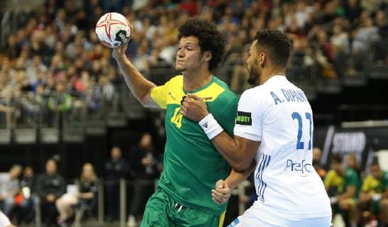 Handball WM, Brasilien - Frankreich SANTOS Thiagus Petrus (Brasilien) gegen DIPANDA Adrien (Frankreich) beim Spiel Brasilien gegen Frankreich der Handball- WM 2019 der Maenner am 11.01.2019 in der Mercedes-Benz Arena in Berlin Handball - WM 2019 - Gruppe A - Brasilien - Frankreich