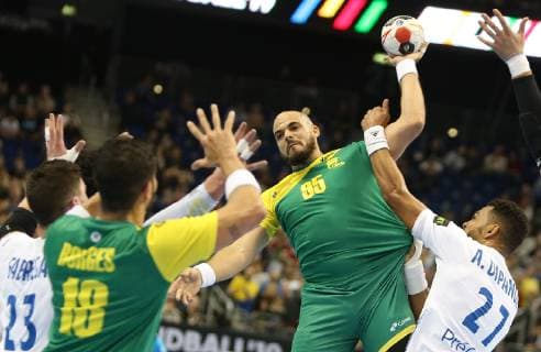 Handball WM, Brasilien - Frankreich RODRIGUES Gustavo (Brasilien) setzt sich gegen DIPANDA Adrien (Frankreich) durch beim Spiel Brasilien gegen Frankreich der Handball- WM 2019 der Maenner am 11.01.2019 in der Mercedes-Benz Arena in Berlin Handball - WM 2019 - Gruppe A - Brasilien - Frankreich