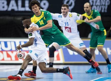 Handball WM, Brasilien - Frankreich vl: Luc Abalo (19 FRA), Thiagus Petrus Santos (14 BRA) Vorrundenspiel - Gruppe A: Brasilien - Frankreich in der Mercedes-Benz Arena in Berlin, Deutschland am 11.01.2019. IHF - Handball Weltmeisterschaft der Maenner in Deutschland und Daenemark 2019,