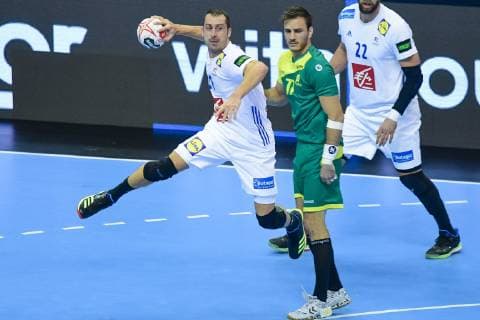 Handball WM, Brasilien - Frankreich Deutschland , Berlin , Mercedes Benz Arena , IHF Handball Weltmeisterschaft der Maenner , Frankreich Michael Guigou ( FRA ) - Brasilien Rudolph Hackbarth ( BRA )