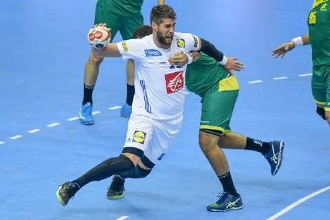 Handball WM, Brasilien - Frankreich Deutschland , Berlin , Mercedes Benz Arena , IHF Handball Weltmeisterschaft der Maenner , Frankreich Luka Karabatic ( FRA ) - Brasilien Vinicius Teixeira ( BRA )