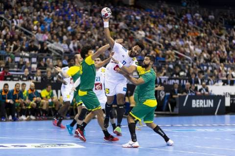 Handball WM, Brasilien - Frankreich Timothey N Guessan (Nr. 17, Frankreich) gegen Thiagus Petrus Santos (Nr. 14, Brasilien) und Thiago Ponciano (Nr. 35, Brasilien). Brasilien vs. Frankreich, Vorrunde, Handball, IHF Handball Weltmeisterschaft, 11.01.19 Berlin Berlin Germany Mercedes-Benz-Arena Copyright: xAgentur54Gradx xFelixxKoenigx