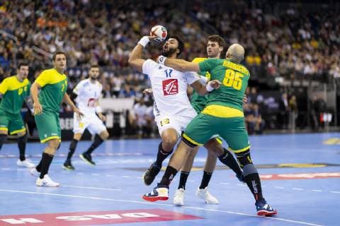 Handball WM, Brasilien - Frankreich Timothey N Guessan (Nr. 17, Frankreich) gegen Haniel Langaro (Nr. 37, Brasilien) und Gustavo Rodrigues (Nr. 95, Brasilien). Brasilien vs. Frankreich, Vorrunde, Handball, IHF Handball Weltmeisterschaft, 11.01.19 Berlin Berlin Germany Mercedes-Benz-Arena Copyright: xAgentur54Gradx xFelixxKoenigx