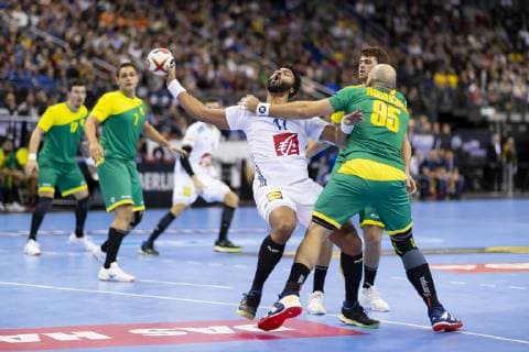 Handball WM, Brasilien - Frankreich Timothey N Guessan (Nr. 17, Frankreich) gegen Haniel Langaro (Nr. 37, Brasilien) und Gustavo Rodrigues (Nr. 95, Brasilien). Brasilien vs. Frankreich, Vorrunde, Handball, IHF Handball Weltmeisterschaft, 11.01.19 Berlin Berlin Germany Mercedes-Benz-Arena Copyright: xAgentur54Gradx xFelixxKoenigx