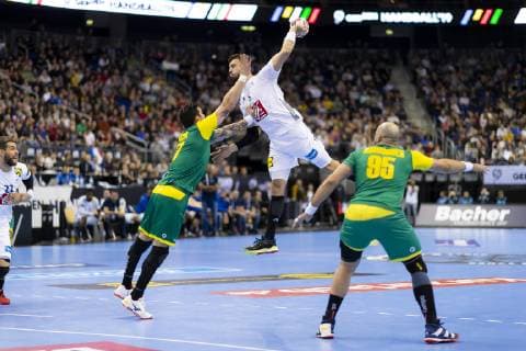 Handball WM, Brasilien - Frankreich Nedim Remili (Nr. 5, Frankreich) gegen Guilherme Valadao (Nr. 7, Brasilien) und Gustavo Rodrigues (Nr. 95, Brasilien). Brasilien vs. Frankreich, Vorrunde, Handball, IHF Handball Weltmeisterschaft, 11.01.19 Berlin Berlin Germany Mercedes-Benz-Arena Copyright: xAgentur54Gradx xFelixxKoenigx