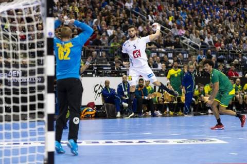 Handball WM, Brasilien - Frankreich Nedim Remili (Nr. 5, Frankreich) gegen Leonardo Terceriol (Nr. 62, Brasilien). Brasilien vs. Frankreich, Vorrunde, Handball, IHF Handball Weltmeisterschaft, 11.01.19 Berlin Berlin Germany Mercedes-Benz-Arena Copyright: xAgentur54Gradx xFelixxKoenigx
