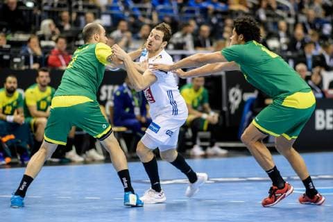 Handball WM, Brasilien - Frankreich Deutschland vs Korea, Handball Weltmeisterschaft 2019, 10.01.2019 l-r: Henrique Teixeira (BRA 2), Kentin Mahe (FRA 14) und Thiagus Petrus Santos (BRA 14) beim Spiel zwischen Brasilien und Frankreich bei der Handball Weltmeisterschaft in Berlin am 11.01.2019, , Berlin BER Germany Mercedes-Benz-Arena