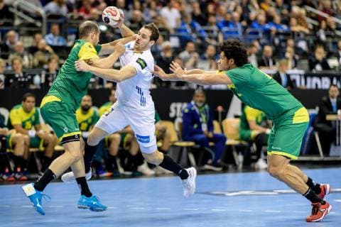 Handball WM, Brasilien - Frankreich Deutschland vs Korea, Handball Weltmeisterschaft 2019, 10.01.2019 l-r: Henrique Teixeira (BRA 2), Kentin Mahe (FRA 14) und Thiagus Petrus Santos (BRA 14) beim Spiel zwischen Brasilien und Frankreich bei der Handball Weltmeisterschaft in Berlin am 11.01.2019, , Berlin BER Germany Mercedes-Benz-Arena