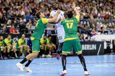 Handball WM, Brasilien - Frankreich Deutschland vs Korea, Handball Weltmeisterschaft 2019, 10.01.2019 l-r: Haniel Langaro (BRA 37), Dika Mem (FRA 10) und Alexandro Pozzer (BRA 17) beim Spiel zwischen Brasilien und Frankreich bei der Handball Weltmeisterschaft in Berlin am 11.01.2019, , Berlin BER Germany Mercedes-Benz-Arena