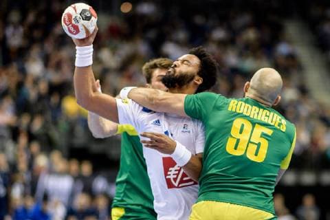 Handball WM, Brasilien - Frankreich Deutschland vs Korea, Handball Weltmeisterschaft 2019, 10.01.2019 Timothey n Guessan (FRA 17) gegen Gustavo Rodrigues (BRA 95) beim Spiel zwischen Brasilien und Frankreich bei der Handball Weltmeisterschaft in Berlin am 11.01.2019, , Berlin BER Germany Mercedes-Benz-Arena
